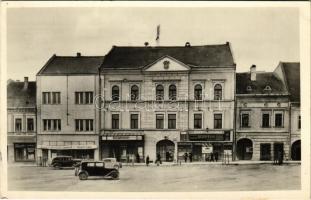 Rozsnyó, Roznava; Városháza, automobilok, Szlovák Általános Hitelbank rt. fiókja, Kirschner, Reichmann Gyula, Schiffer üzlete. Fuchs József kiadása / town hall, cars, shops