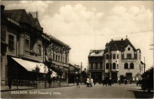 1930 Szolnok, Gróf Szapáry utca, Tiszavidéki Hitelintézet és Takarékpénztár rt., Phönix és Turul biztosító, Dusek Ferenc, Ford, Stühmer és Kádár üzlete, gyógyszertár, Lassan hajts tábla (EK)