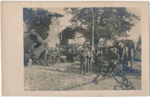 Első világháborús osztrák-magyar katonák zsákmányolt fegyverekkel és ágyúkkal / WWI K.u.k. military, soldiers with looted weapons. photo