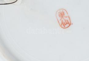 Kína gésás fali dísztányér. Részben kézzel festett, jelzett, kopásnyomokkal.d: 19 cm