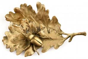 Cserebogár levélen, réz asztali dísz, h: 19 cm