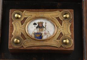 Kártyatartó és szorító / prés, fa, pikk és kör királlyal díszítve, 1920 körül. Kopásnyomokkal, 30x17...