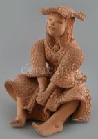 Illár Erzsébet (1940-): Ülő lányka terrakotta szobor jelzett m: 22 cm