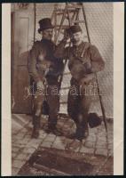 cca 1910 Két kéményseprőt ábrázoló fotó 9x12 cm