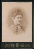 Nő, fényképes brossal. Veress F. Kolozsvár kabinet fotó 11x17 cm
