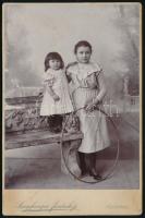 Két kislány. Fogaras, Szinberger műterme kabinetfotó 11x17 cm
