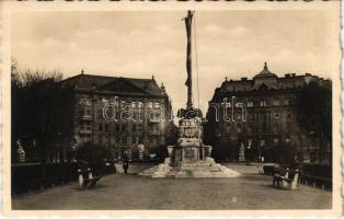 Budapest V. Szabadság tér, Trianoni országzászló, irredenta szobrok, csendőr