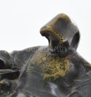 Jelzés nélkül: Anonymous. Öntött, patinázott bronz, márvány talapzaton, m: 16cm