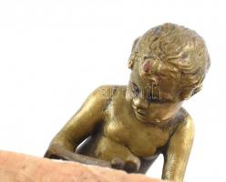 Jelzés nélkül: Kottát olvasó kislány. Öntött, patinázott bronz, márvány hamutál talapzattal, kopott,...