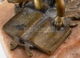 Jelzés nélkül: Kottát olvasó kislány. Öntött, patinázott bronz, márvány hamutál talapzattal, kopott,...