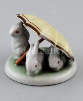 Kőbánya / Drasche porcelán nyuszik ernyő alatt, kézzel festett, jelzett, hibátlan, 5×5,5 cm