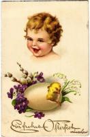 1930 Ein frohes Osterfest! / Easter greeting art postcard with chicken and child. WSSB 8215. (EK)