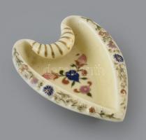 Zsolnay virágmintás porcelán szív tálka, kézzel festett, jelzett, kis kopásnyomokkal, 11,5x8,5 cm
