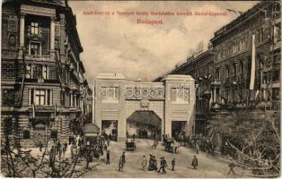 1908 Budapest VI. Andrássy út a spanyol király tiszteletére készült diadalkapuval, Takarékpénztár, Fonciere Biztosító. Divald Károly kiadása (EB)