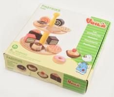 Pastries,
12 darabos fából készült hiánytalan játék süteményes készlet emeletes tálalóval, eredeti ...