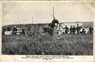 Biplan allemand atterri dans la plaine Alle-Miécourt / Deutscher Doppeldecker, gelandet in der Ebene Alle-Miécourt 27. Mai 1917 / WWI German military aircraft landed in Miécourt (Switzerland) (fl)