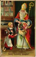 Boldog Karácsonyi ünnepeket! / Christmas greeting art postcard with Saint Nicholas and gifts. litho (kis szakadás / small tear)