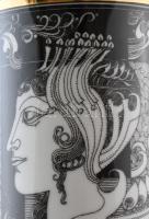 Hollóházi Szász Endre által tervezett mintával díszített váza, matricás, jelzett, kis kopásnyomokkal...