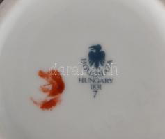 Hollóházi Szász Endre által tervezett mintával díszített váza, matricás, jelzett, kis kopásnyomokkal...