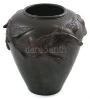 Japán váza. Öntött, patinázott bronz. Felületén relief japán daru madarak. Japán, Meiji-kor, 1900 kö...