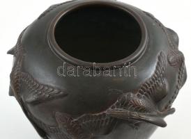 Japán váza. Öntött, patinázott bronz. Felületén relief japán daru madarak. Japán, Meiji-kor, 1900 kö...