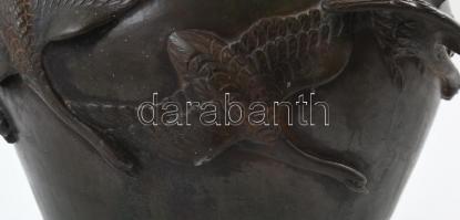 Japán váza. Öntött, patinázott bronz. Felületén relief japán daru madarak. Japán, Meiji-kor, 1900 kö...