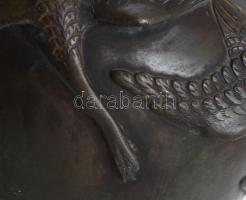 Japán váza. Öntött, patinázott bronz. Felületén relief japán daru madarak. Japán, Meiji-kor, 1900 kö...