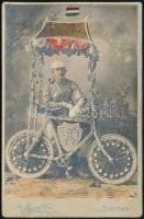 cca 1910 Virágokkal feldíszített kerákpáros fotója, kézzel színezett keményhátú fotó Hegedűs vilmosné szentesi műterméből, szecessziós hátlappal, 16,5×10,5 cm / bicyclist, coloured vintage photo