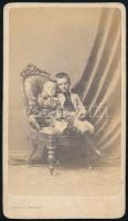 cca 1860-1870 Széken ülő kisfiúk, keményhátú fotó Canzi és Heller pesti műterméből, vizitkártya, 10,5x6 cm