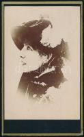 cca 1870-1890 Sarah Bernhardt (1844-1923) francia színésznő, keményhátú műtermi fotó, vizitkártya, hátoldalán feliratozva, 10,5x6,5 cm / Sarah Bernhardt (1844-1923) French actress, photo, visit card, 10.5x6.5 cm