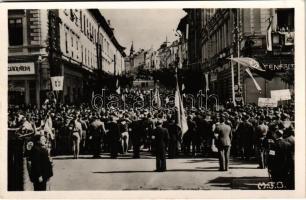 1940 Marosvásárhely, Targu Mures; bevonulás, cukrászda, A Mező Csávási Turul harcosok táblája, horogkeresztes zászló. Sárai E. 57. / entry of the Hungarian troops, swastika flag, confectionery shop + "1940 Marosvásárhely visszatért" So. Stpl