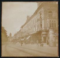 cca 1900-1910 Arad, Andrássy tér, a Hungária kávéház bejárata, kisméretű fotó (körbevágott fotólap), 5,5x5,5 cm