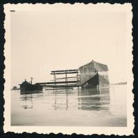 cca 1920-1940 Százhalombatta, hajómalom a Dunán, hátoldalán feliratozott fotó, 6x6 cm