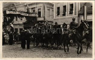 1938 Rimaszombat, Rimavska Sobota; bevonulás, díszkapu Éljen Horthy Miklós felirattal, Fischer üzlete, kávéház és étterem. Hátoldalon Ami magyar, mindent vissza magyar szívben / entry of the Hungarian troops, cafe and restaurant, shop, decorated gate. Hungarian irredenta sticker on the backside