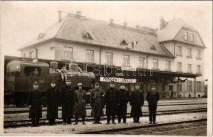 1938 Rimaszombat, Rimavska Sobota; vasútállomás a bevonulás után, Mindent vissza! irredenta felirat, MÁV 376. sorozatú gőzmozdonya és vasutasok / railway station after the entry of the Hungarian troops, railwaymen and locomotive. Weizer photo