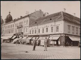 1906 Kolozsvár, Mátyás király tér, üzletek (Tamási Tamás és Fia, Szele Márton, Farkas Antal, Stein Bertalan, Erdélyi Bank), hátoldalán feliratozott fotó, 11x8 cm / Cluj, Mathias Rex square, shops, vintage photo, 11x8 cm