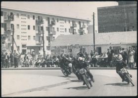 cca 1950-1960 Sztálinváros (Dunaújváros), motorkerékpár-verseny, hátoldalán feliratozott fotó, 13x9 cm / Motorcycle race, photo, 13x9 cm