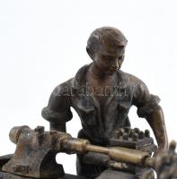 Carl Kauba (1865-1922) "A Mechanikus" Bronz, patinával. Téglalap alakú talapzat zöld márvá...