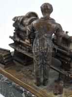 Carl Kauba (1865-1922) "A Mechanikus" Bronz, patinával. Téglalap alakú talapzat zöld márvá...