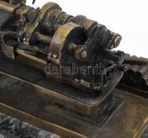 Carl Kauba (1865-1922) "A Mechanikus" Bronz, patinával. Téglalap alakú talapzat zöld márvá...