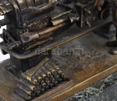 Carl Kauba (1865-1922) "A Mechanikus" Bronz, patinával. Téglalap alakú talapzat zöld márvá...