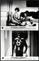 cca 1967 ,,Segítség! Gyilkos! című olasz film jelenetei és szereplői, 13 db vintage produkciós filmfotó, a film illusztrált magyar plakátját külön tételben ld. a plakátok között, 18x24 cm