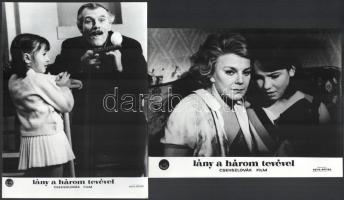 1967 ,,Lány a három tevével című csehszlovák film jelenetei és szereplői, 13 db vintage produkciós filmfotó, a film illusztrált magyar plakátját külön tételben ld. a plakátok között, 18x24 cm