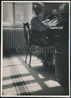 1932 Kinszki Imre (1901-1945) budapesti fotóművész pecséttel jelzett vintage fotóművészeti alkotása (Gépírónő), a szerző kézírásával datált, ezüstzselatinos fotópapíron,17,4x12,5 cm