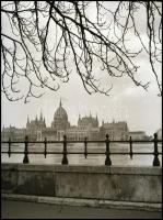 cca 1940 előtt készült felvételek Budapesten (városképek, műemlékek, privát felvételek, stb.), 19 db vintage NEGATÍV, 6x9 cm és 3,5x4,5 cm kzött
