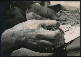 Sugár Kata (1910-1943): Hímző kézfejek, hátoldalán feliratozott vintage fotóművészeti alkotás, a felületén karcolásokkal, szakadt, 15x22 cm