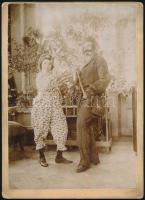 cca 1890 Cirkuszi artisták fotója: kéz nélküli hölgy és bűvész. 13x18 cm