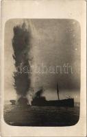 Első világháborús hadihajót torpedótalálat éri / K.u.k. Kriegsmarine / WWI Navy, torpedo hit. photo