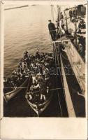 Első világháborús osztrák-magyar matrózok beszállása egy csatahajóba csónakokból / K.u.K. Kriegsmarine, Einschiffung von Matrosen / WWI Austro-Hungarian Navy, boarding of mariners. photo