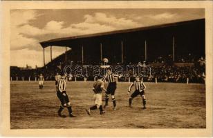 1913 Sunderland-FTC labdarúgó mérkőzés, Sunderland csatárjai Bródit fejessel cselezik, kiadja Klasszikus pillanatok vállalat 5 f. sz. Révész és Bíró / Sunderland-FTC football match